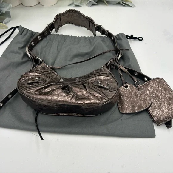 Women’s Balenciaga LE CAGOLE XS metallic leather shoulder bag - Picture 4 of 16